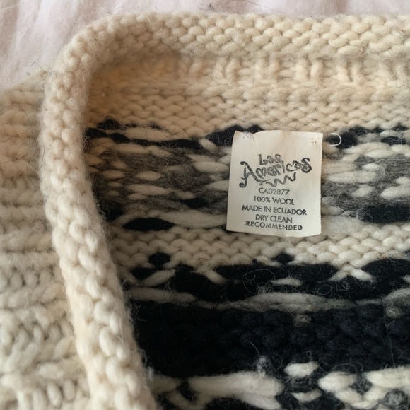 100% Wool Sweater Handmade in Ecuador 🖤 - Picture 2 of 4